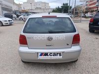 Usado VW Polo Trendline 100 CV (73 kW) 2001 Gris / plata Berlina