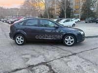 Usado Ford Focus Trend 90 CV (66 kW) 2006 Gris / plata Berlina