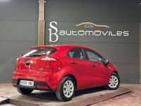 Usado Kia Rio 75 HP (55 kW) 2012 Vermelho Sedan