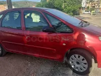 Usado Citroën Xsara Picasso Exclusive 110 CV (80 kW) 2005 Granate Monovolumen