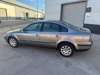 Usado VW Passat Advance 130 CV (95 kW) 2004 Gris / plata Familiar