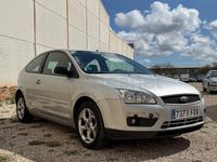 Usado Ford Focus Trend 100 CV (73 kW) 2007 Gris / plata Berlina