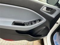 Usado Hyundai i20 84 CV (61 kW) 2015 Blanco Berlina