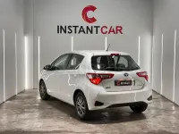 Usado Toyota Yaris Hybrid Active 100 CV (73 kW) 2019 Blanco Berlina