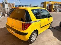Usado Peugeot 1007 90 CV (66 kW) 2005 Amarillo Monovolumen