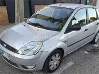 Usado Ford Fiesta Trend 68 CV (50 kW) 2003 Gris / plata Utilitario