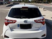 Usado Toyota Yaris Hybrid Active 100 CV (73 kW) 2018 Blanco Berlina