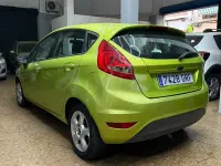 Usado Ford Fiesta Trend 68 CV (50 kW) 2009 Verde Berlina