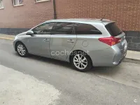 Usado Toyota Auris Live 124 CV (91 kW) 2014 Gris / plata Familiar