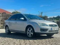 Usado Ford Focus Ghia 115 CV (84 kW) 2006 Gris / plata Berlina