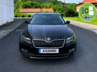 Usado Skoda Superb Style 150 CV (110 kW) 2018 Violeta / lila Familiar