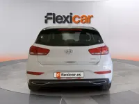 Usado Hyundai i30 120 CV (88 kW) 2021 Blanco Berlina