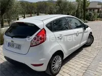Usado Ford Fiesta Trend 75 CV (55 kW) 2015 Blanco Utilitario