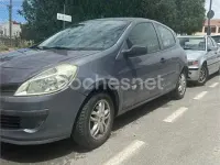 Usado Renault Clio II Authentique 75 CV (55 kW) 2006 Gris / plata Berlina