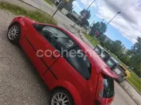 Usado Ford Fiesta Sport 90 CV (66 kW) 2005 Rojo Utilitario
