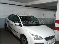 Usado Ford Focus Trend 90 CV (66 kW) 2005 Blanco Berlina