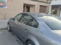 Usado VW Passat Highline 130 CV (95 kW) 2003 Gris / plata Berlina