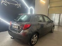 Usado Toyota Yaris Hybrid Active 100 CV (73 kW) 2014 Gris / plata Berlina
