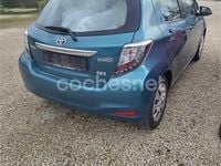 Usado Toyota Yaris Hybrid Active 100 CV (73 kW) 2013 Azul Berlina