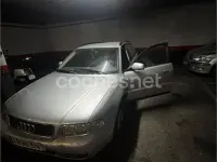 Usado Audi A4 110 CV (80 kW) 1999 Gris / plata Familiar