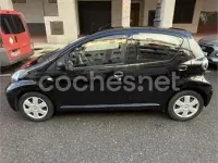 Usado Toyota Aygo Live 68 CV (50 kW) 2010 Negro Utilitario