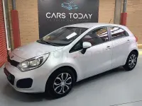 Usado Kia Rio 85 CV (62 kW) 2014 Gris / plata Berlina