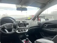 Usado Kia Rio 84 CV (61 kW) 2017 Rojo Berlina