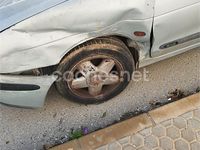 Usado Renault Mégane Privilege 110 CV (80 kW) 2000 Gris / plata Berlina