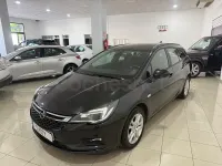Usado Opel Astra Elegance 122 CV (89 kW) 2019 Negro Familiar