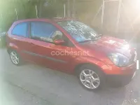 Usado Ford Fiesta Ambiente 70 CV (51 kW) 2007 Rojo Utilitario