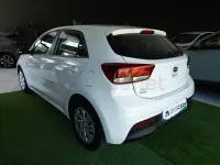 Usado Kia Rio 84 CV (61 kW) 2017 Blanco Berlina