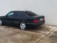 Usado Mercedes E55 AMG AMG 354 CV (260 kW) 1998 Negro Berlina