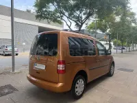 Usado VW Caddy Comfortline 105 CV (77 kW) 2013 Naranja Monovolumen