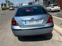 Usado Ford Mondeo Ghia 130 CV (95 kW) 2004 Azul Familiar