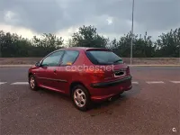 Usado Peugeot 206 75 CV (55 kW) 2000 Granate Berlina