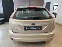 Usado Ford Focus Titanium 109 CV (80 kW) 2010 Gris / plata Berlina