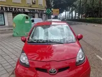 Usado Toyota Aygo Live 68 CV (50 kW) 2011 Rojo Utilitario