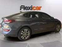 Usado Hyundai i30 120 CV (88 kW) 2021 Gris Berlina