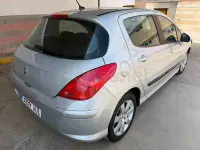 Usado Peugeot 308 90 CV (66 kW) 2008 Gris / plata Berlina