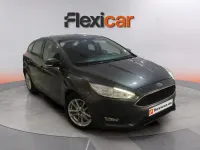Usado Ford Focus Trend 101 CV (74 kW) 2017 Gris Berlina