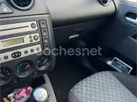 Usado Ford Fiesta Ghia 80 CV (58 kW) 2003 Gris / plata Utilitario