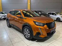 Usado Peugeot 2008 Active 100 CV (73 kW) 2021 Naranja SUV