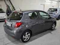 Usado Toyota Yaris Hybrid Active 100 CV (73 kW) 2014 Gris / plata Berlina