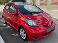 Usado Toyota Aygo Connect Style 68 CV (50 kW) 2011 Rojo Utilitario