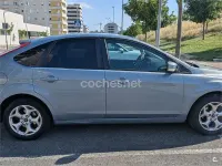 Usado Ford Focus Trend 100 CV (73 kW) 2008 Gris / plata Berlina