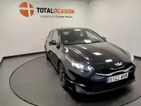 Usado Kia Ceed Style 100 CV (73 kW) 2025 Negro Utilitario