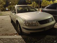 Usado VW Passat 125 CV (91 kW) 1998 Gris / plata Berlina