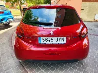 Usado Peugeot 208 Style 82 CV (60 kW) 2017 Granate Utilitario