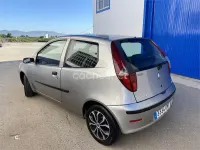 Usado Fiat Punto 70 CV (51 kW) 2005 Gris / plata Utilitario