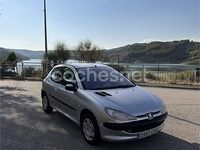 Usado Peugeot 206 75 CV (55 kW) 2002 Gris / plata Berlina